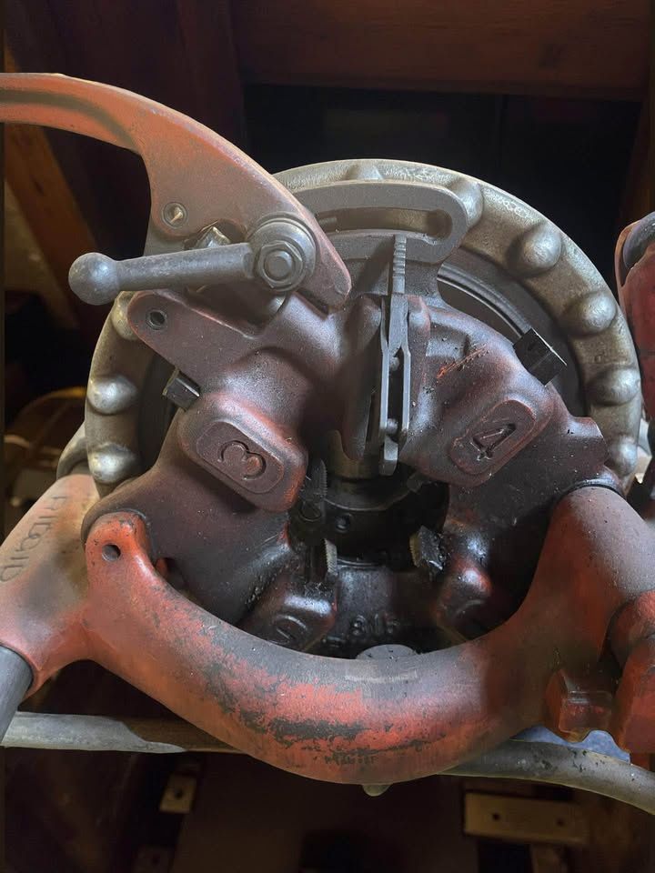 Rigid #300 with dye cutter on stand includes dye, Remer and cutter