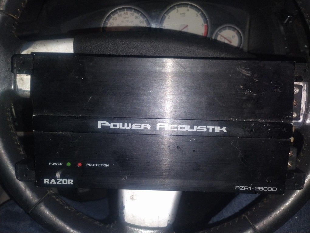RAZOR. 2500  WATT AMP