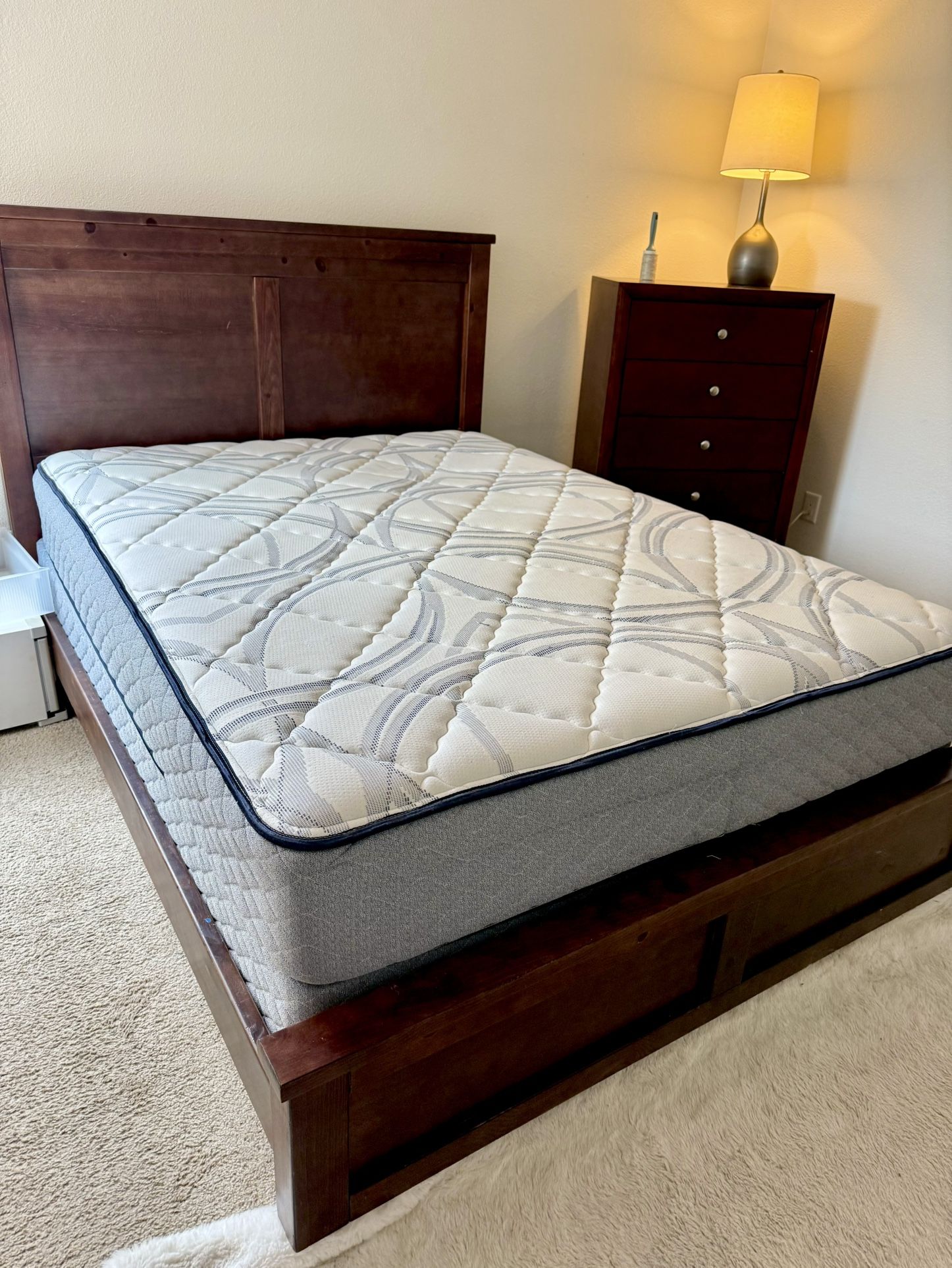 Queen Bed Mattress Frame Excellent condition!
