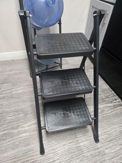Black 3-Step folding step latter with texture, anti-slip pedals and Sturdy Metalfrane. (New