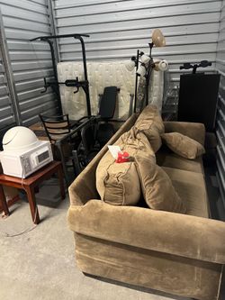 Large brown sofa with throw pillows and 2 ottomans