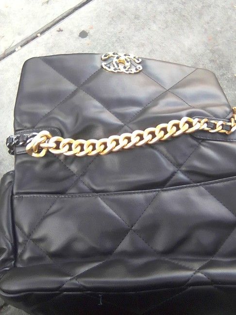 Chanel Hammered Metallic Calfskin Quilted Zip Coin Purse Gold for Sale in  Alta Loma, CA - OfferUp