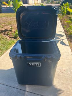 YETI Roadie Hard Cooler Navy Blue