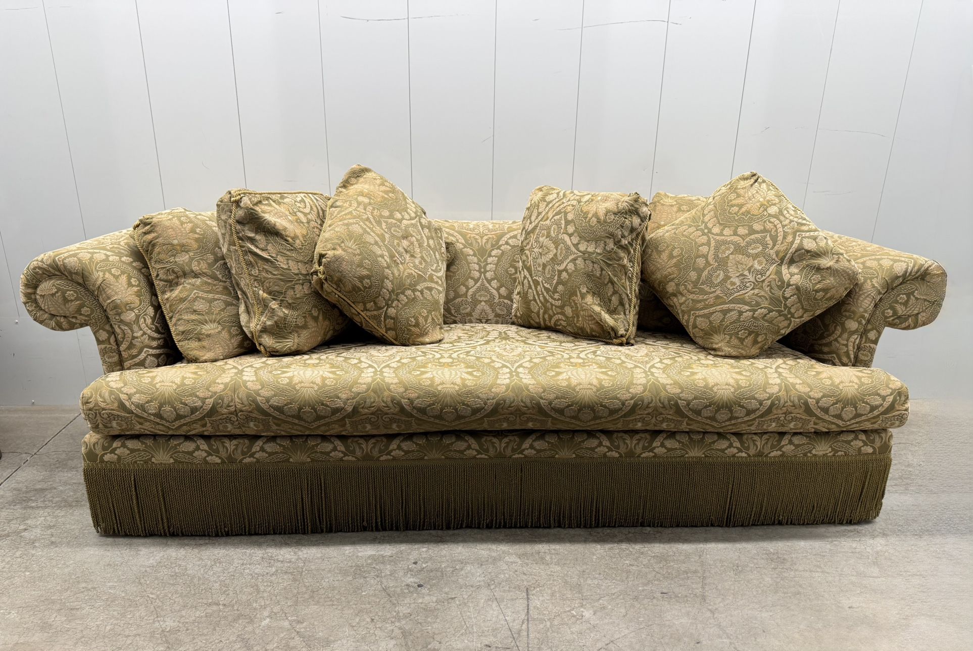 ποΈ Vintage Sofa π Excellent Condition | Local Pickup or Delivery