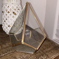 Glass triangular Pyramid 