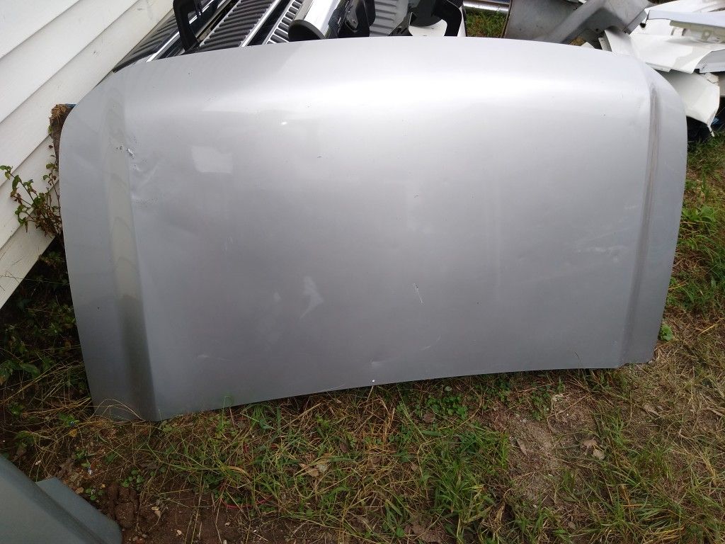 Nissan Titan hood