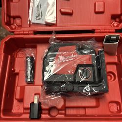 Milwaukee Green 100 ft. Cross Line and Plumb Points Rechargeable Laser Level with REDLITHIUM Lithium-lon USB Battery and Charger