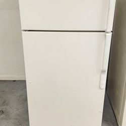 Refrigerator 61 in tall 28 in wide pluged up cold and clean 