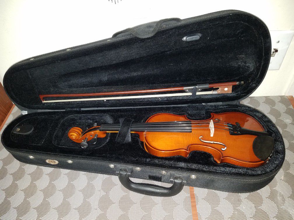 VALENCIA V400 1/8 SIZE VIOLINE WITH BOW AND CASE.
