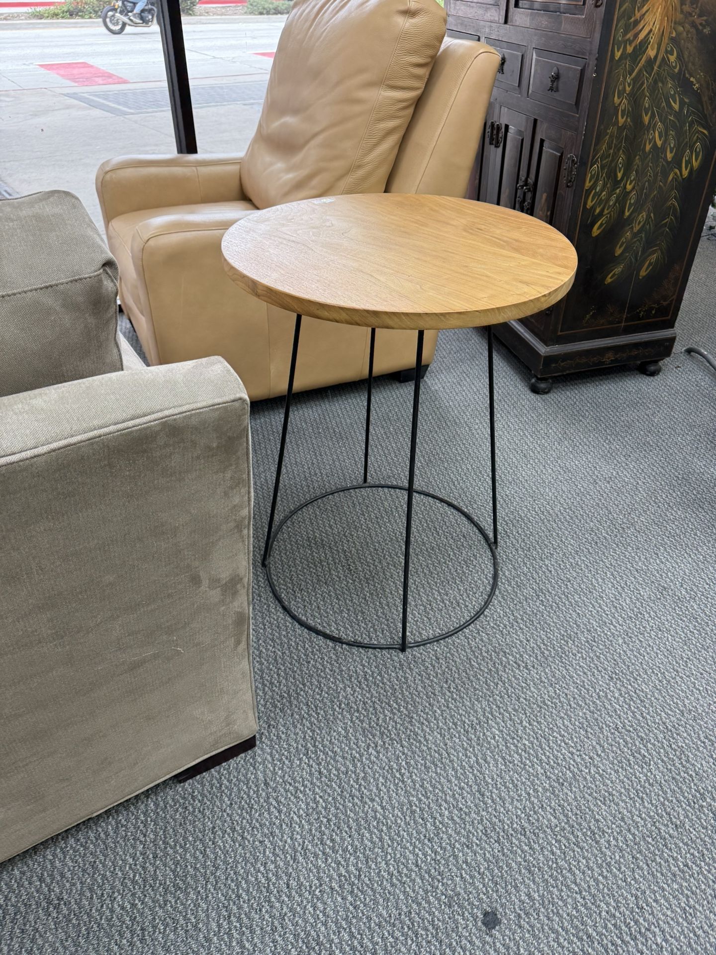 Round end table , Wood top w/metal legs 29.25”h, 24”diameter