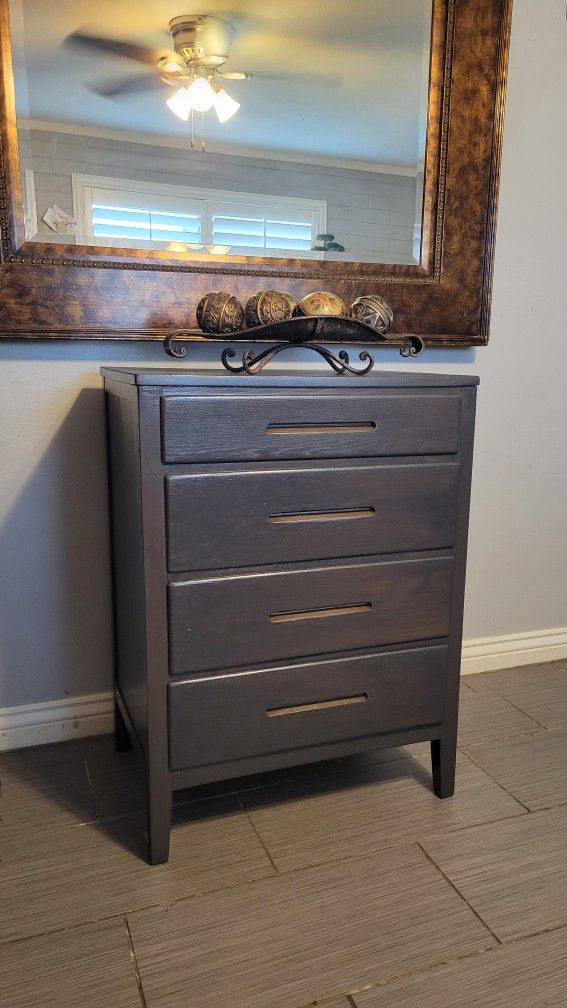 NICE WOODEN GRAY 4 DRAWERS DRESSER