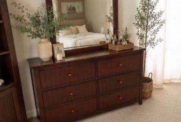 Dresser with mirror and 6 drawers I have two dressers,1=275 or 2 =500