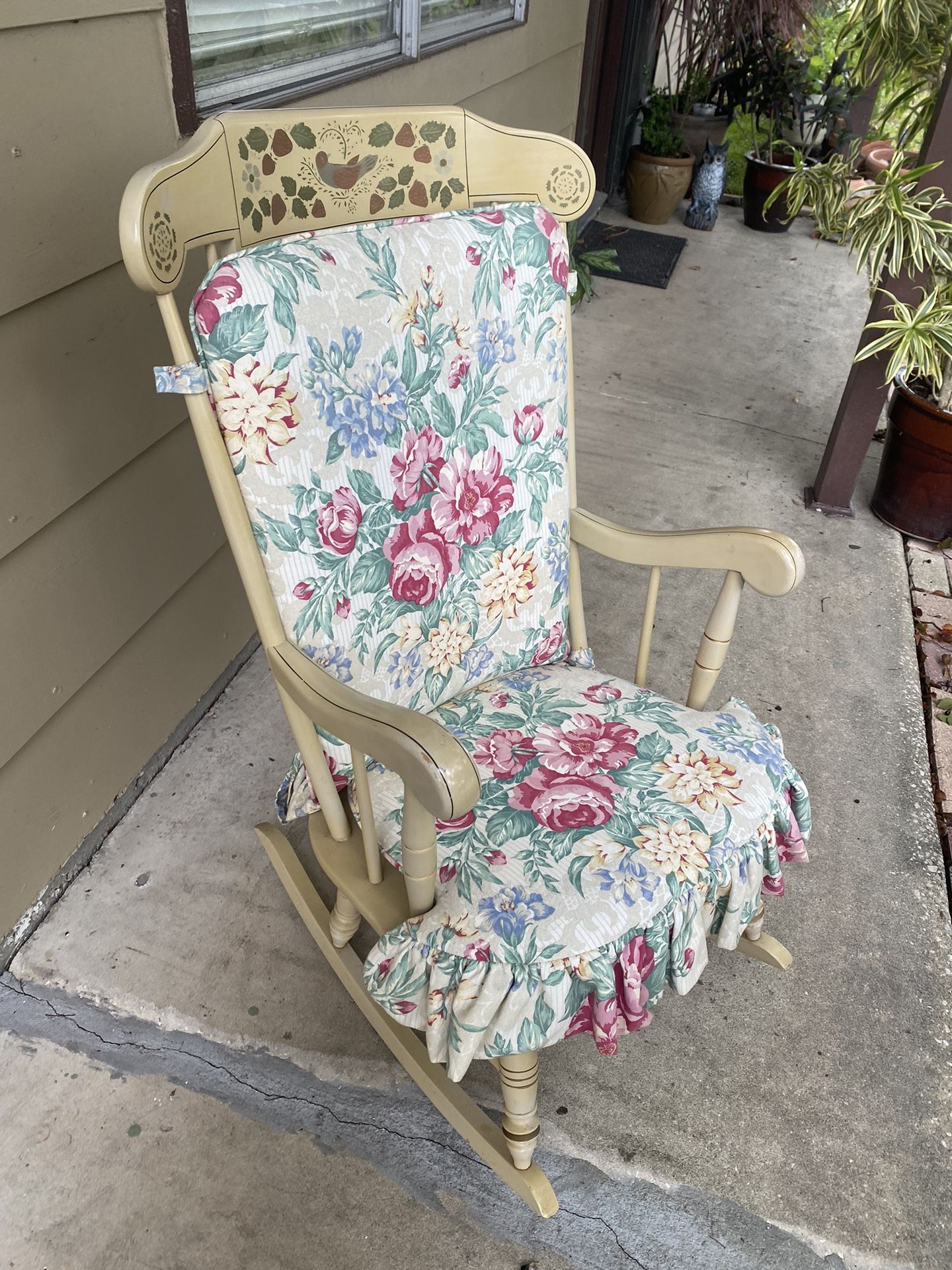 Nice rocking chair in Good condition