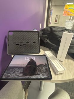 ¡Pad Pro 12.9 (5th Gen) 256GB + Apple Pencil & Zugu Case