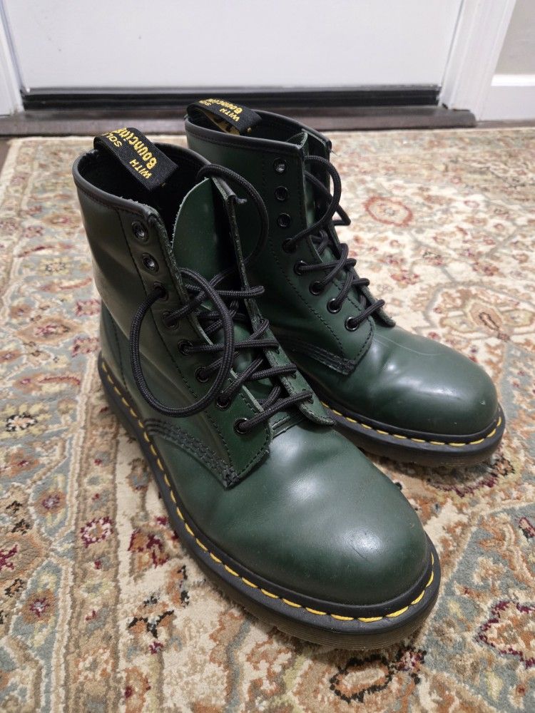 Women's Size 8
Doc Martin Leather Lace Up Boots