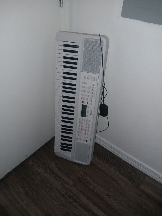 White Yamaha Keyboard 61 Keys