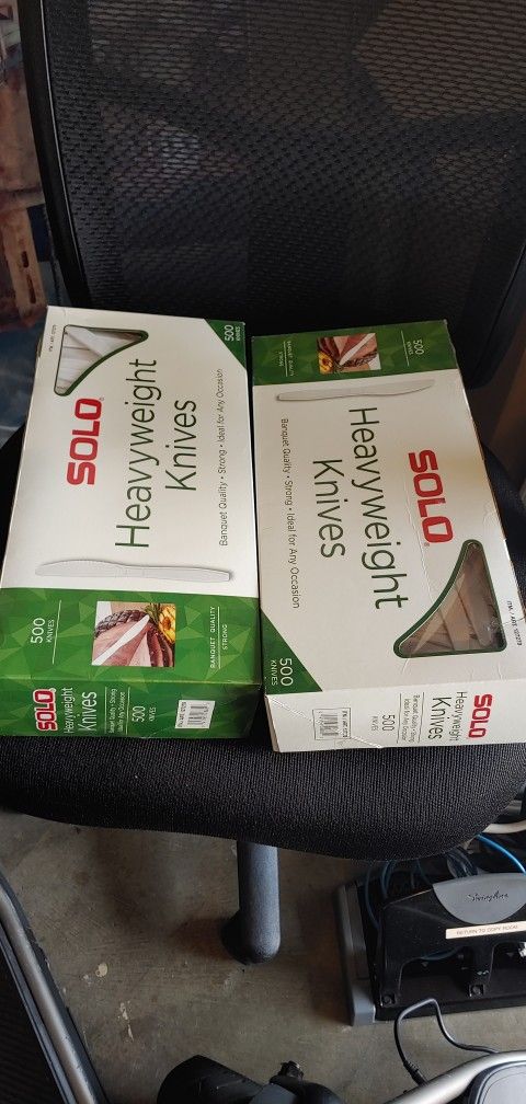 SOLO HEAVYWEIGHT PLASTIC KNIVES