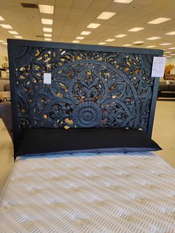 Screaming Deal - Beautiful Handcarved Queen Bed