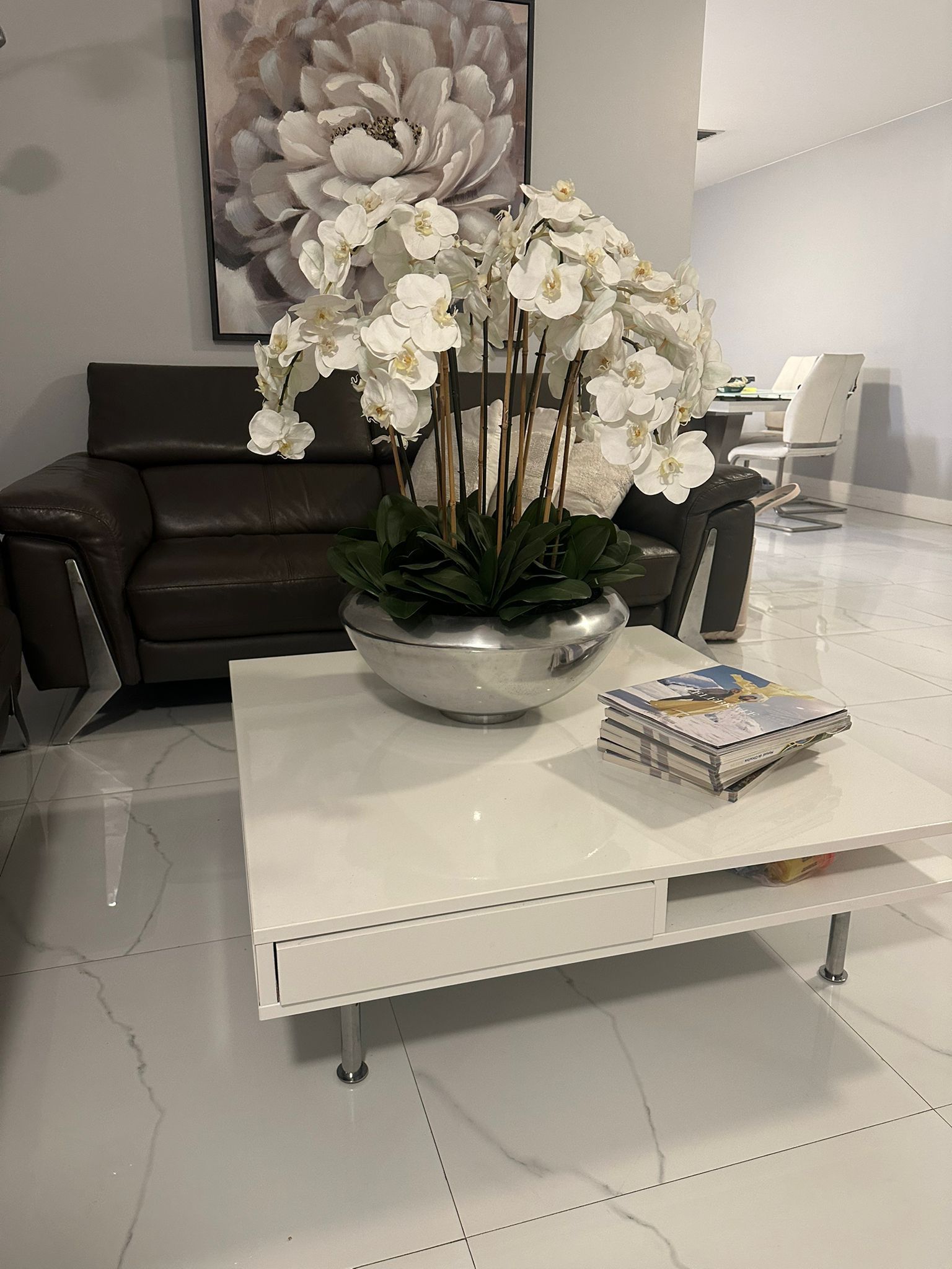 COFFEE TABLE WITH FLOWERS