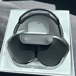 AirPod Maxes with smart case 