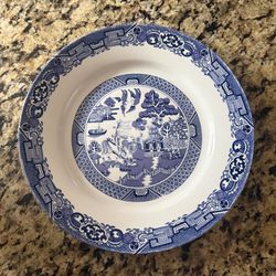 Discontinued Plate from the Blue Willow Collection by Royal Cuthbertson