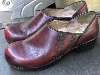 Dansko Clogs Womens Cherry Red Patent Leather Slip On Professional Shoes Size 38/8US
