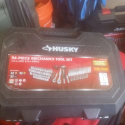 94 PIECE  MECHANICS TOOL SET 1/4 IN AND 3/8 IN DRIVE 