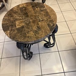 2 end tables and a coffee table ( Mable)