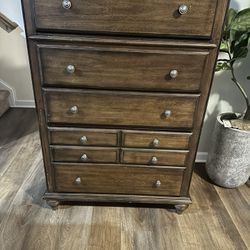 Dresser With (1) Nightstand