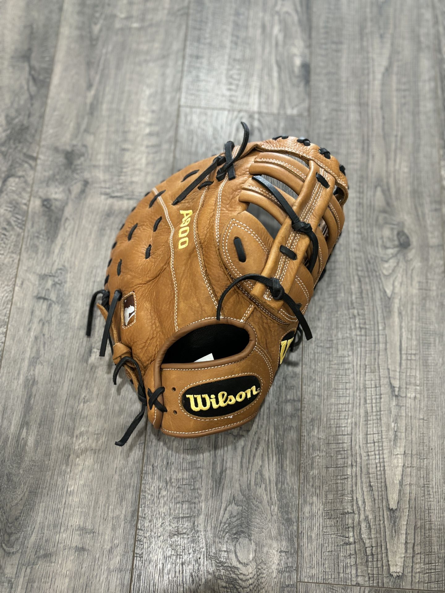 Wilson A900 First Base Glove 12” RHT Right Hand Throw