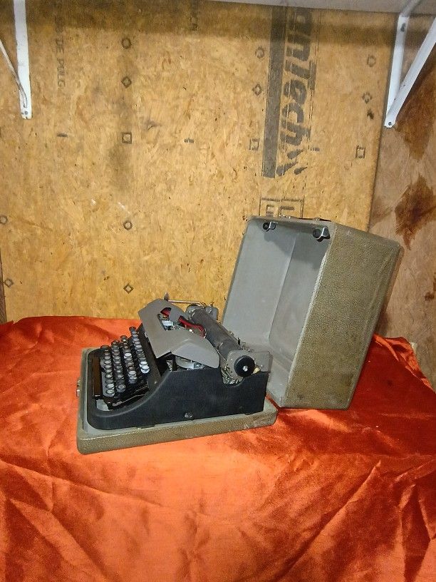 Vintage 1940s Underwood Typewrite