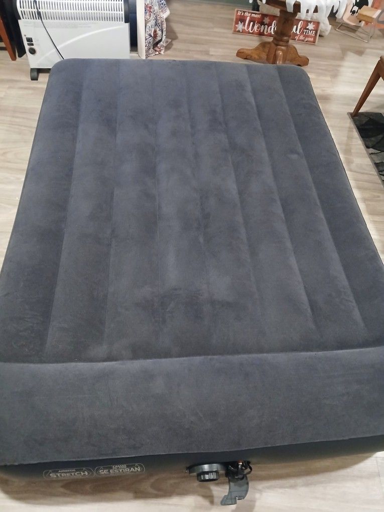 Queen Size Like New Air Mattress (Automatic Pump)Queen Size Like New Air Mattress (Automatic Pump)
