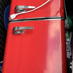 Bodare Mini Fridge For SALE