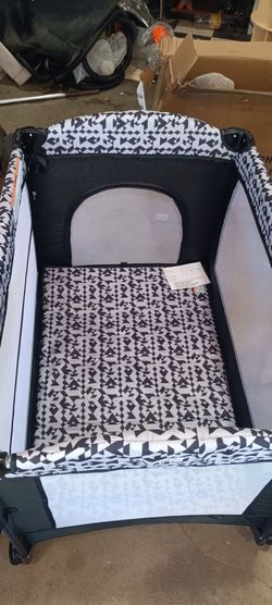 Baby play pin/ crib with changing table