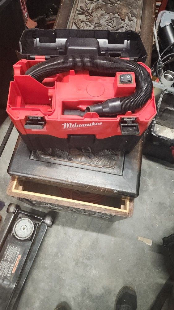 Milwaukee 18 VOLT Shop Vacuum And Search Light