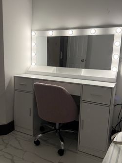Vanity 3 light settings with chair