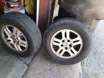 2005 Honda crv  2 tires Whit rims  15"  usada