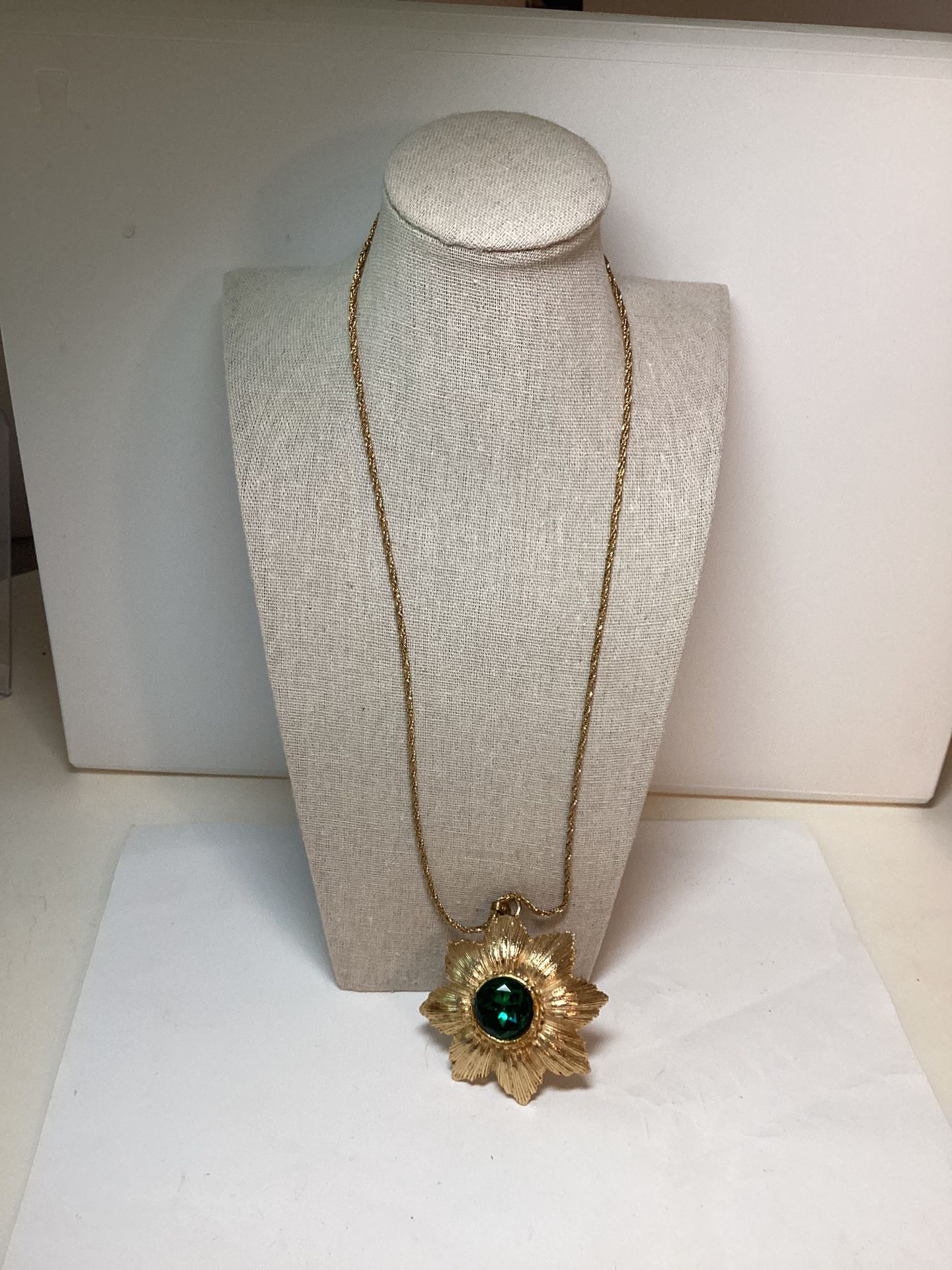 Large Flower Pendant Necklace With Green Rhinestone