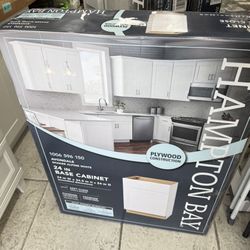 HAMPTON BAY - AVONDALE - Shaker Alpine White 24 inch Base Cabinet