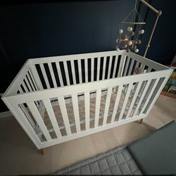 NEW Delta Convertible Crib 