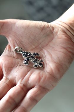 Fleur de leis pendant