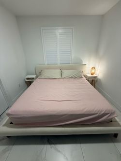 KING SIZE BED + MATTRESS FOR SALE / CAMA KING + COLCHÓN EN VENTA