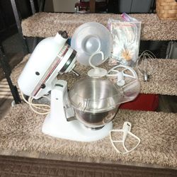 KitchenAid Mixer With Manuel And Attatchnents. 