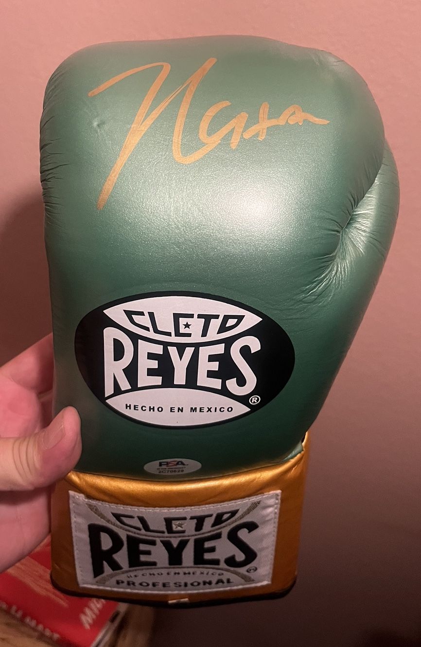 Julio Cesar Chavez signed WBC Pro Boxing Glove for Sale in Hacienda