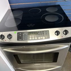 FRIGIDAIRE GLASS TOP ELECTRIC STOVE