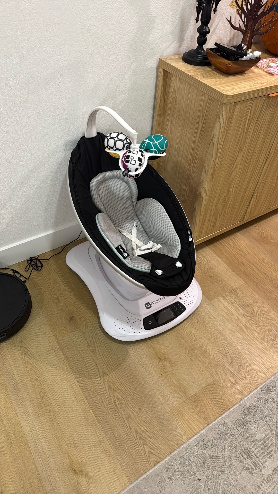 4moms mamaRoo 4, Black Classic, Infant Swing / Rocker, with Sounds and Bluetooth