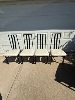 Set of 4 table chairs