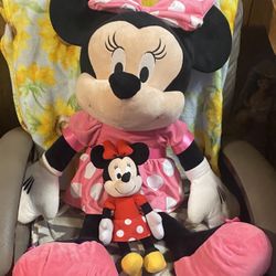 2 Minnie Mouse’s 