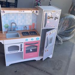 Kids play Kitchen 