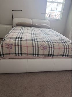 Modern White Leather Queen Bedroom Set with Mattress, Dresser, Mirror & Nightstand – Excellent Condition. Brand CITY FURNITURE